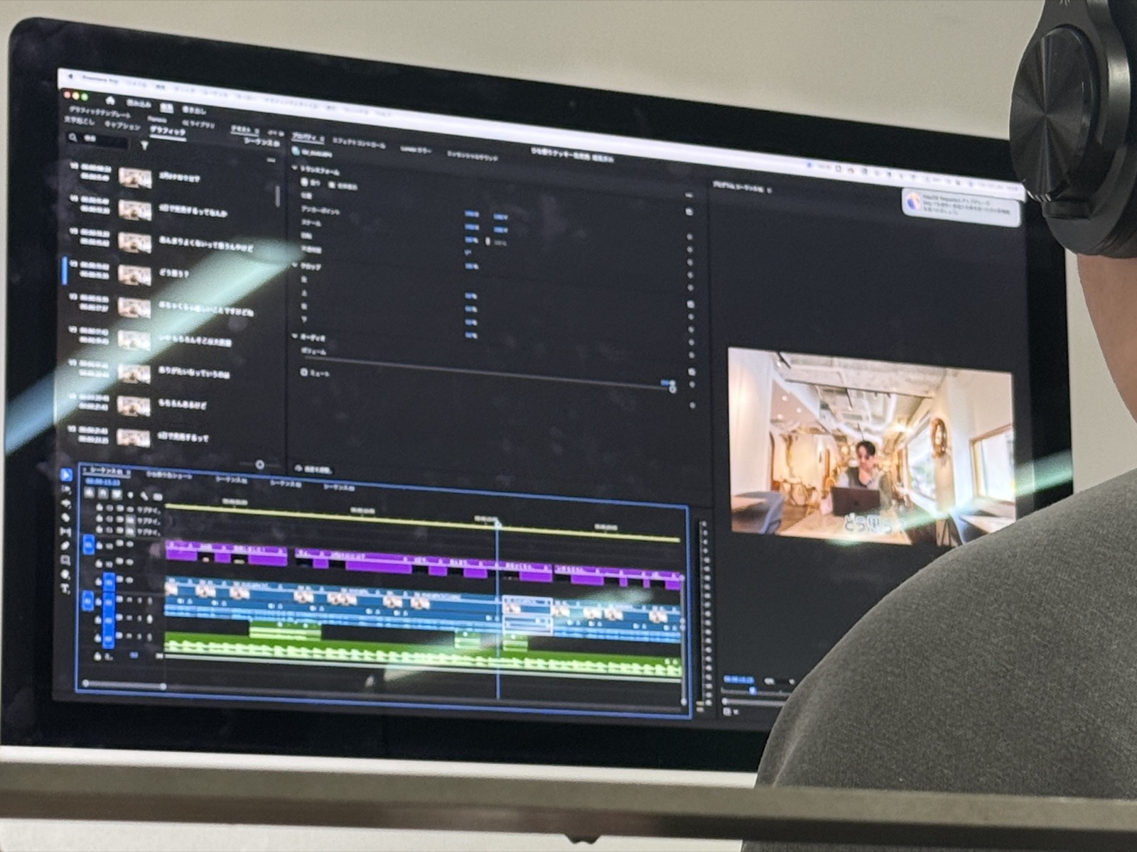 モニターでPremiere Proを操作し動画編集をするようす