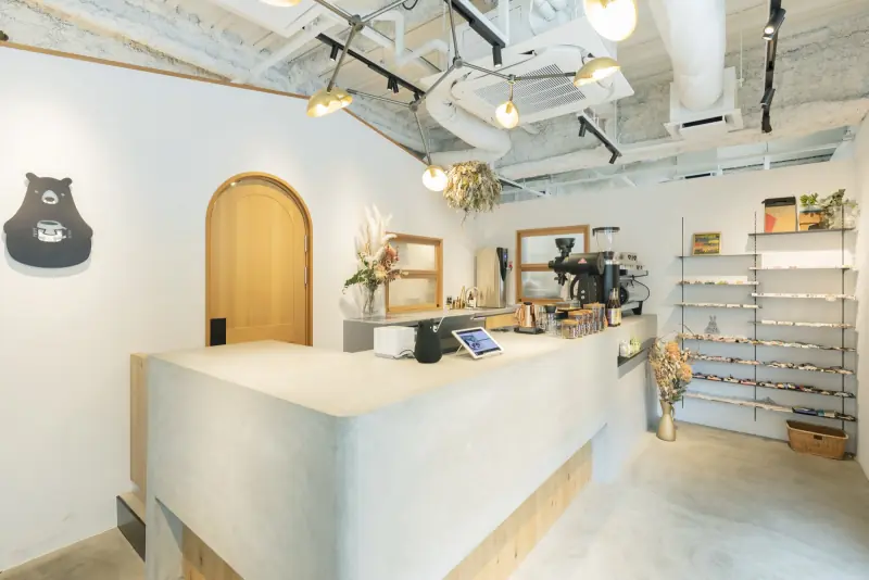 ツナグ茶房のカウンターとコーヒーマシンのある店内