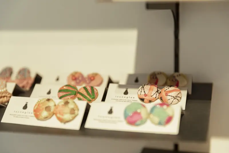 工房で手づくりするくるみボタンのアクセサリー